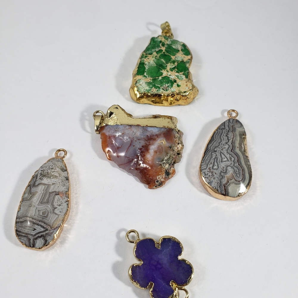 🎁4 Pendants and charm
